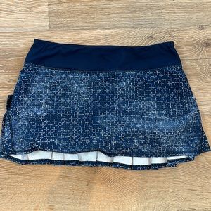 Lululemon Pacesetter Skirt Size 6 Navy & White print